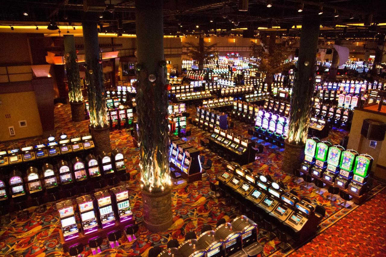 Bally'S Twin River Lincoln Casino & Hotel Exterior photo